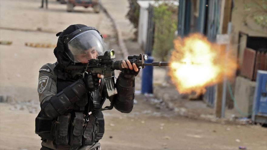 Una fuerza israelí dispara contra manifestantes palestinos en Cisjordania, 25 de noviembre de 2021. (Foto: AFP)