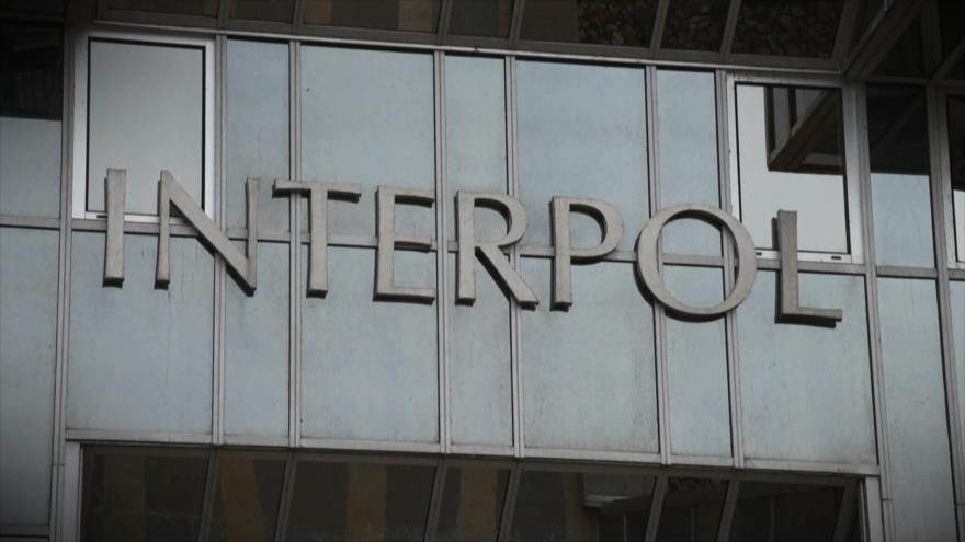Dictando la Interpol | Wikihispan