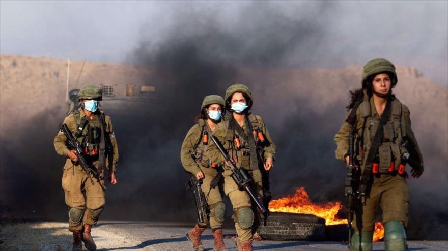 Soldados israelíes reprimen una manifestación cerca de un campamento del ejército israelí en la ocupada Cisjordania, 31 de julio de 2021. (Foto: AFP)