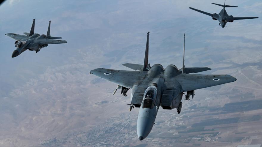 Los F-15 israelíes acompañan a un Lancer B-1B de EE.UU. en el cielo de la ocupada Palestina, 30 de octubre de 2021. (Foto: US Air Force)
