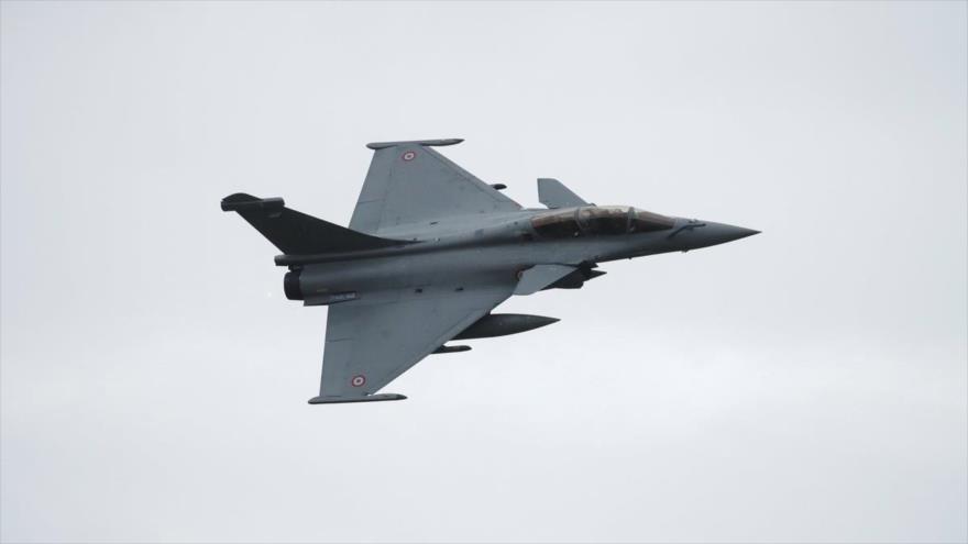 Un avión de combate Rafale participa en una exhibición de vuelo en la base aérea de Saint-Dizier, noreste de Francia.
