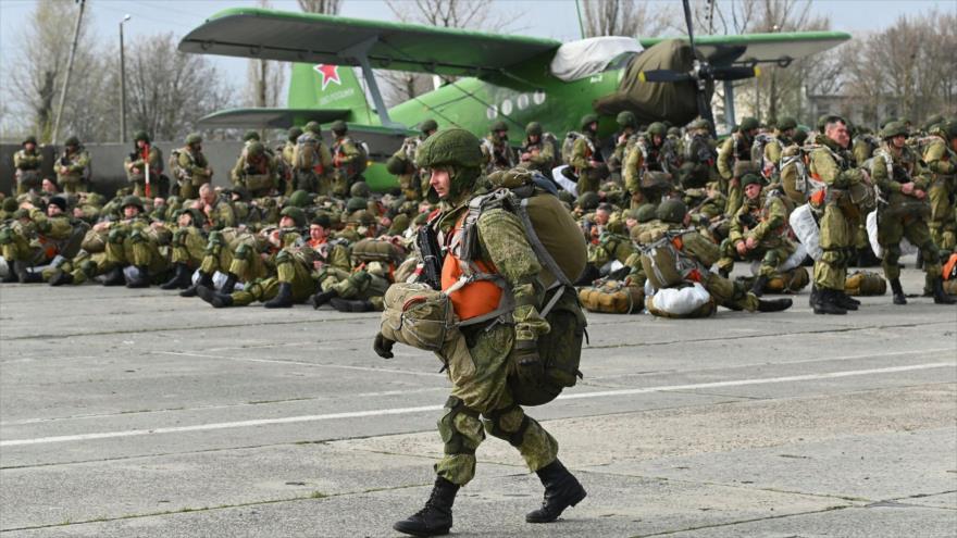 
Tropas rusas se preparan para un ejercicio aerotransportado cerca de la frontera con Ucrania. (Foto: AP)