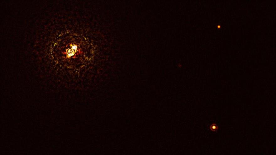 Planeta gigante ‘b Centauri b’ orbitando alrededor de las dos estrellas del lejano sistema solar ‘b Centauri’.