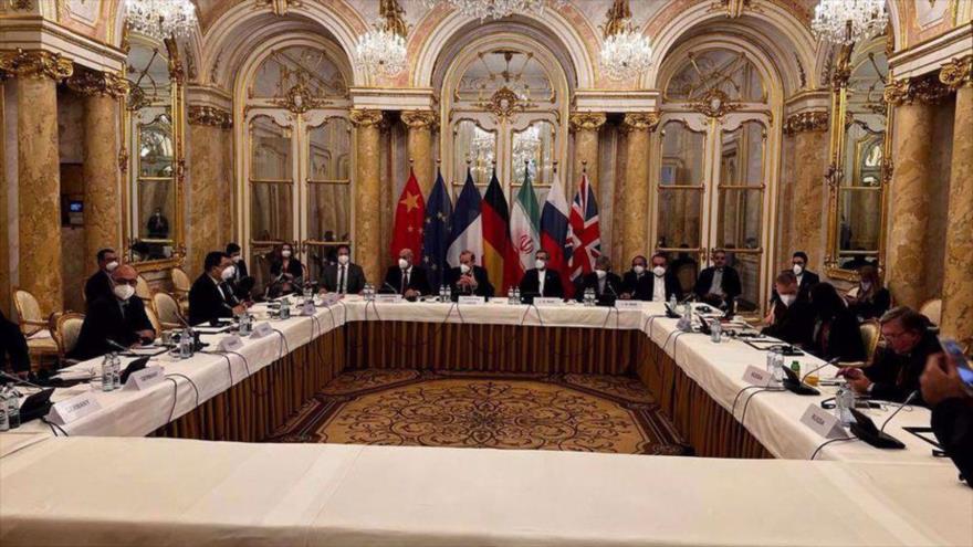 Viceministro iraní de Asuntos Exteriores, Ali Baqeri Kani, y otros representantes del PIAC se reúnen en Viena, 9 de diciembre de 2021. (Foto: Reuters)