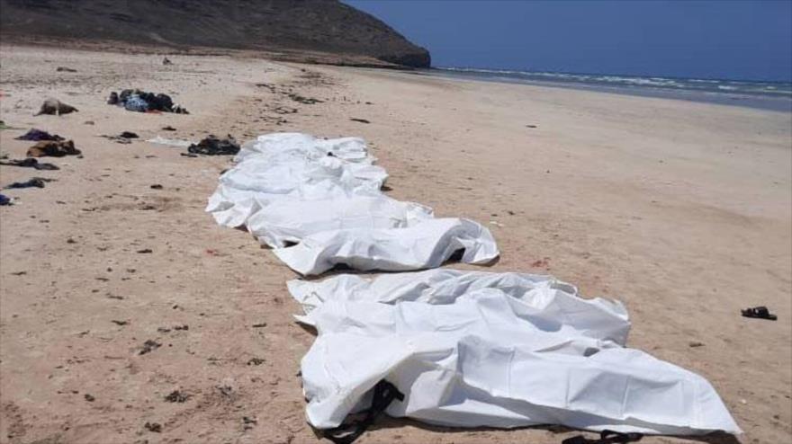 Cadáveres de migrantes que murieron después de volcarse su barco en la costa de Yibuti, 12 de abril de 2021. (Foto: Reuters)