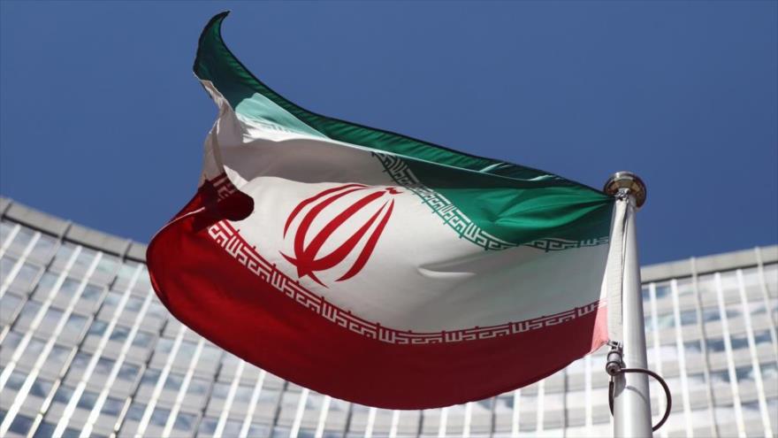 Una bandera iraní frente a la sede de las Naciones Unidas en Nueva York, EE.UU.