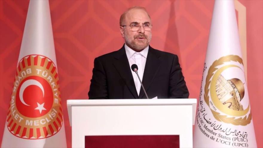 El jefe del parlamento iraní, Mohamad Baqer Qalibaf, durante un acto de OCI en Estambul, Turquía, 10 de diciembre de 2021.