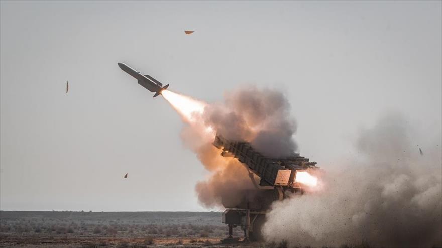 Un lanzamiento de misiles desde el sistema de misiles iraní Mersad-16 durante un simulacro de defensa en el centro del país, noviembre de 2019. (Foto: FARS)