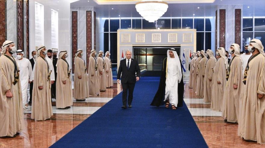 Premier israelí, Naftali Bennett, y canciller de los EAU, Abdulá bin Zayed, pasan junto a una guardia de honor en Abu Dabi, 12 de diciembre de 2021.