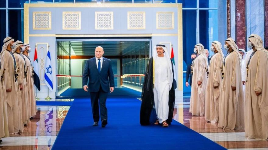 Premier israelí, Naftali Bennett (izda.) recibido por canciller emiratí, Abdulá bin Zayed, en Abu Dabi, 12 de diciembre de 2021.