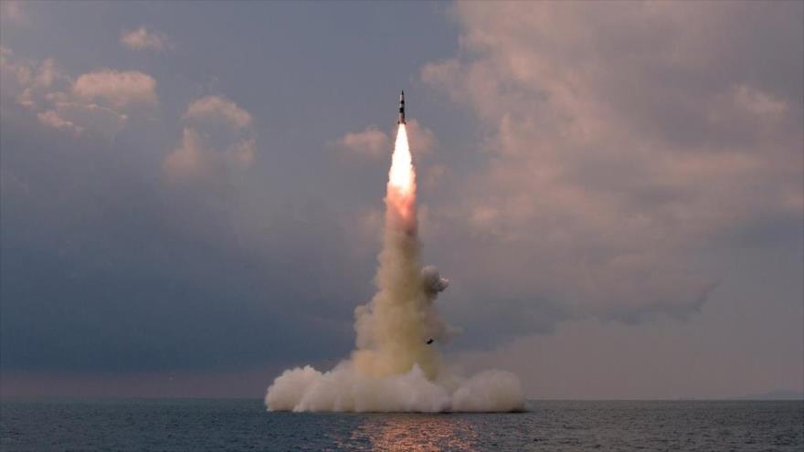 Ensayo de un nuevo misil balístico norcoreano lanzado desde submarinos (SLBM, por sus siglas en inglés), 19 de octubre de 2021.