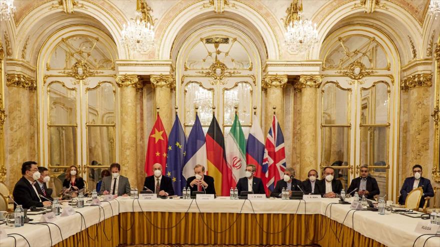 Representantes de Irán y el Grupo 4+1 en diálogos sobre PIAC en Viena, capital de Austria, 9 de diciembre de 2021. (Foto: AFP)