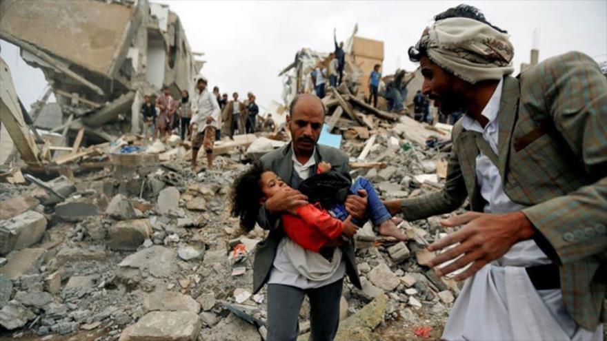 Civiles yemeníes rescatan a una niña herida en un bombardeo de Arabia Saudí contra en Saná, la capital yemení. (Foto: Reuters)