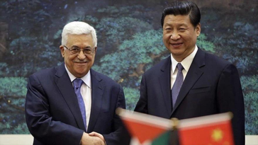 El presidente chino, Xi Jinping (dcha.), y su homólogo palestino, Mahmud Abás, en una ceremonia en Pekín, capital de China. (Foto: Reuters)