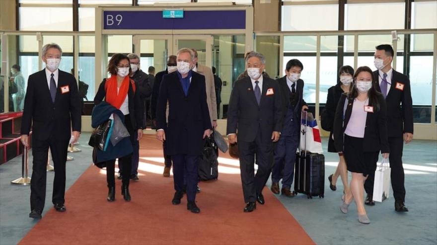 Legisladores franceses después de llegar al aeropuerto internacional de Taoyuan en Taiwán, 15 de diciembre de 2021. (Foto: AFP)
