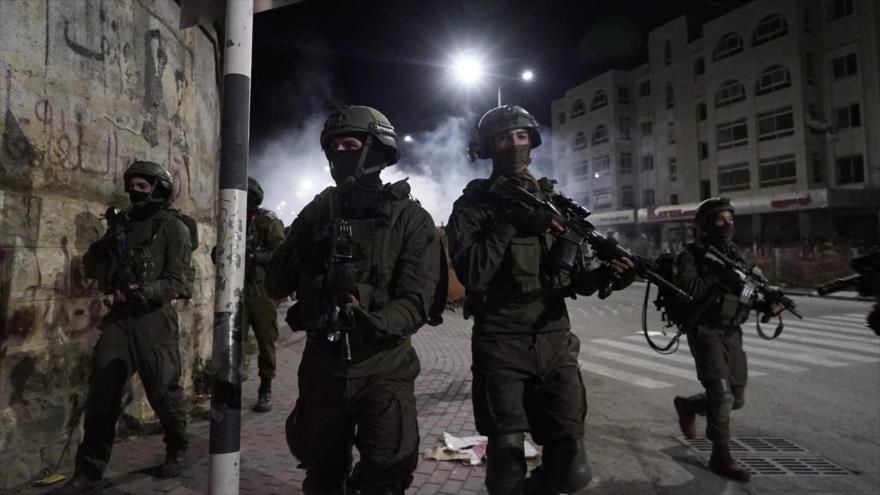 Los militares israelíes participan en una operación de búsqueda y captura en la Cisjordania ocupada. 
