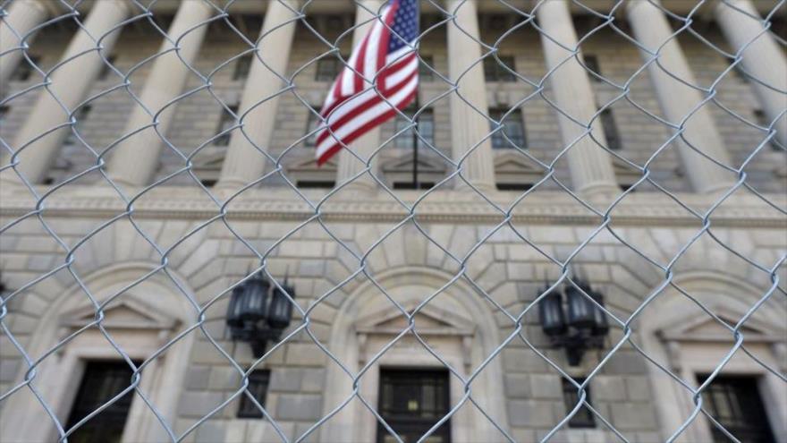 El edificio del Departamento de Comercio de Estados Unidos, rodeado por una valla, en Washington, 5 de octubre de 2013. (Foto: Reuters)