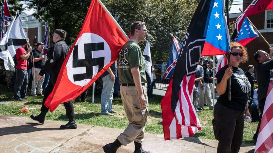 Los grupos partidarios del neonazismo participan en un desfile en el estado estadounidense de Virginia, 12 de agosto de 2017. (Foto: Getty Images)