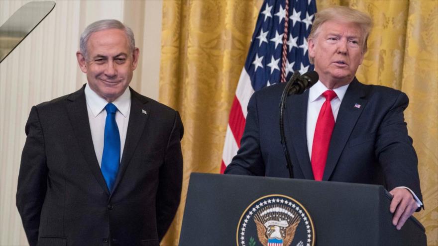 El expresidente de EE.UU. Donald Trump (dcha.) y el ex premier israelí Benjamín Netanyahu, durante un encuentro en Washington, 28 de enero de 2020.