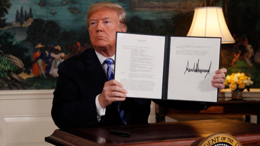 Donald Trump muestra el memorandum firmado tras anunciar que EE.UU. abandona el pacto nuclear con Irán, 8 de mayo de 2021.