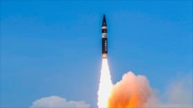 La India saca pecho ante China: Prueba un misil con capacidad nuclear