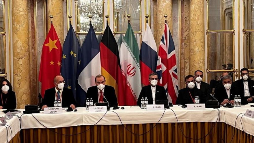 Vicesecretario general del Servicio de Acción Exterior de la UE, Enrique Mora, (3.º a izq.) y el jefe negociador iraní, Ali Baqeri Kani, a su lado, Viena, 3 de diciembre de 2021.