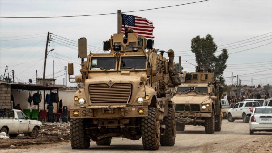 Un convoy militar estadounidense en la ciudad de Al-Qamishli, en la provincia siria de Hasaka, 12 de febrero de 2020. (Foto: AFP)