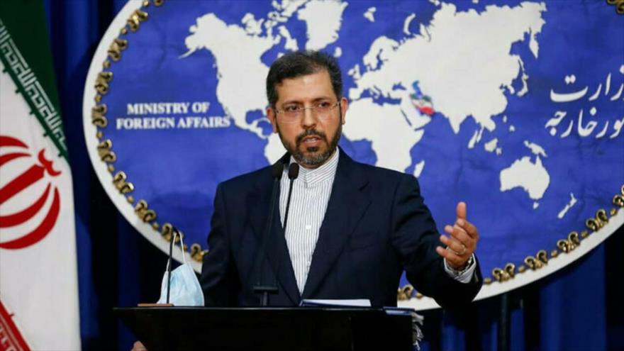 El portavoz de la Cancillería iraní, Said Jatibzade, durante una rueda de prensa.