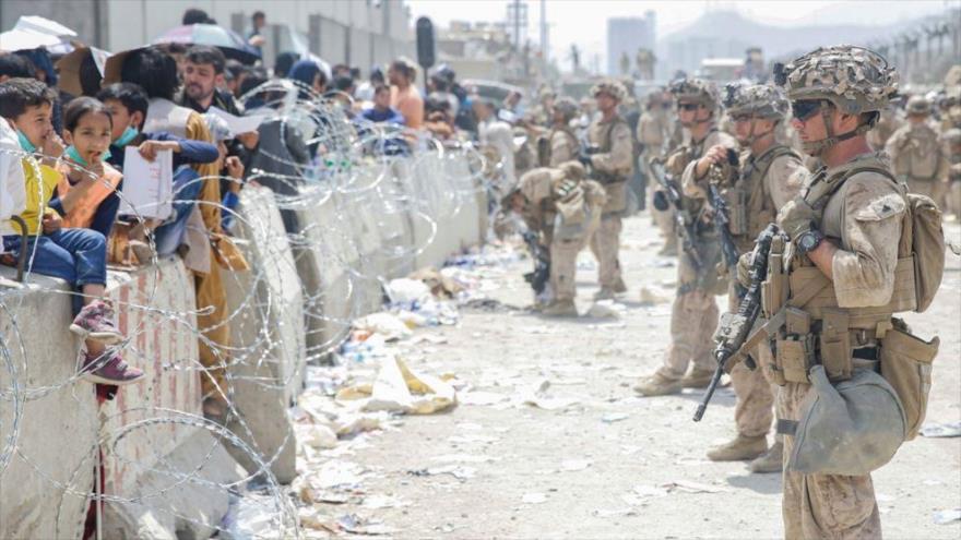 Soldados estadounidenses montan guardia cerca del aeropuerto de Kabul, 20 de agosto de 2021. (Foto: Reuters)

