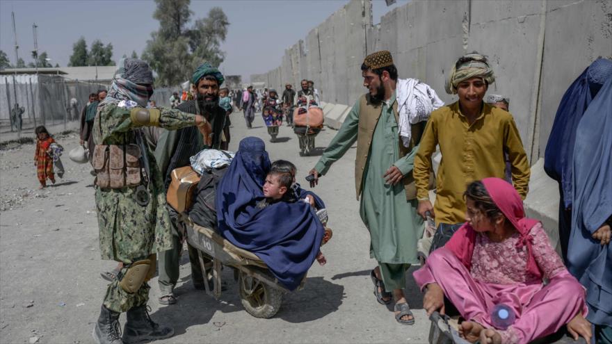 Afganos con sus pertenencias se apresuran a pasar a Paquistán desde la frontera de Afganistán en Spin Boldak, 25 de septiembre de 2021. (Foto: AFP)
