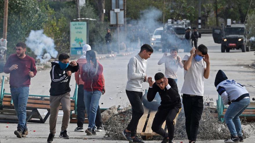 Fuerzas israelíes reprimen a los manifestantes palestinos en la ocupada Cisjordania, 25 de noviembre de 2021. (Foto: AFP)
