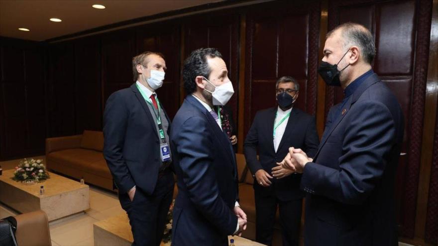 El canciller iraní, Hosein Amir Abdolahian (dcha.) habla con el representante de la Cruz Roja en Islamabad, 19 de diciembre de 2021. 