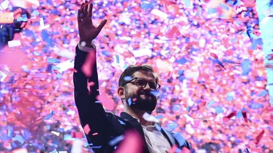 El presidente electo de Chile, Gabriel Boric, saluda a sus partidarios tras pronunciar un discurso en Santiago el 19 de diciembre de 2021. (Foto: AFP)