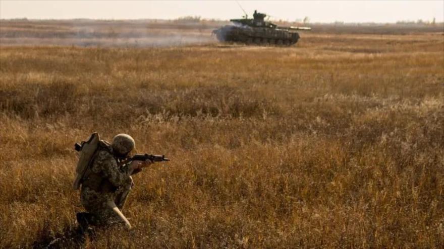 Un militar de las Fuerzas Armadas de Ucrania participa en simulacro cerca de la frontera con Crimea, 17 de noviembre de 2021. (Foto: Reuters)