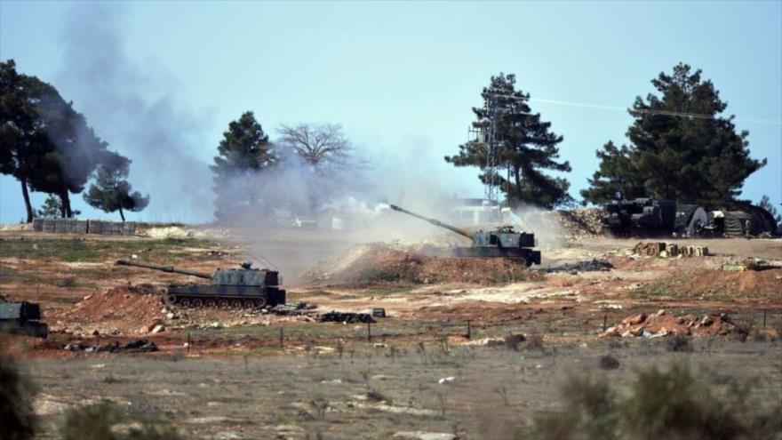 Fuego de artillería turca desde la ciudad de Kilis hacia el norte de Siria. (Foto: AP)