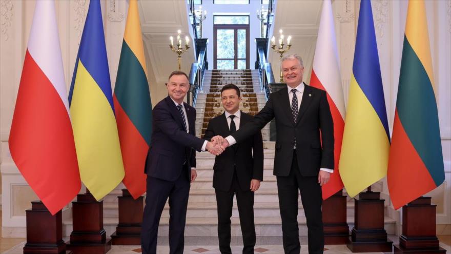 Los presidentes de Ucrania, Volodímir Zelenski (c), de Polonia, Andrzej Duda (izda.) y de Lituania, Gitanas Nauseda, 20 de diciembre de 2021.