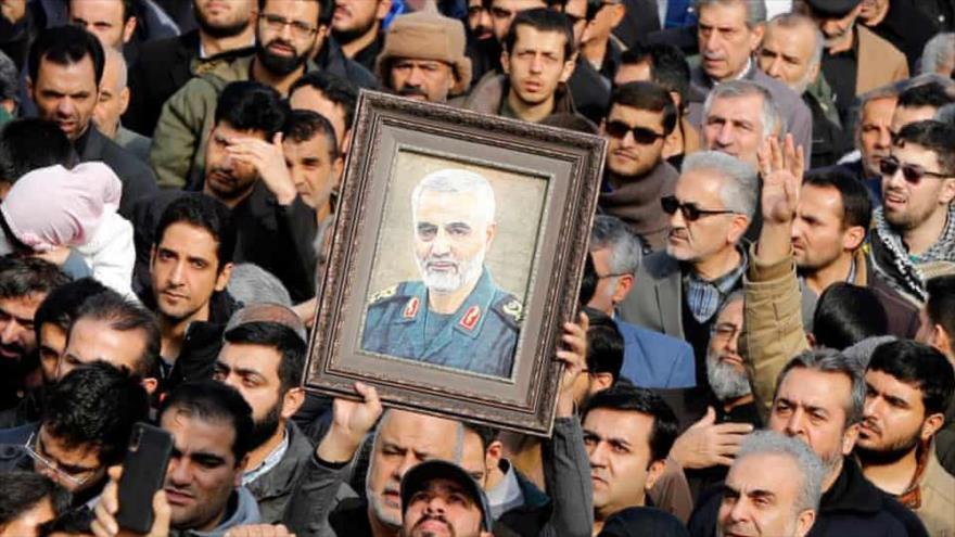 Iraníes conmemoran el fallecimiento del excomandante iraní Qasem Soleimani.