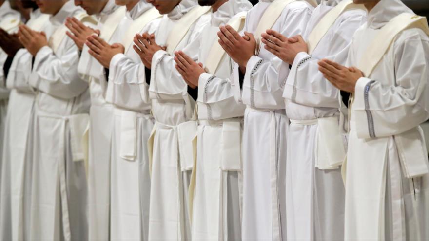 Un grupo de sacerdotes realizan misa.
