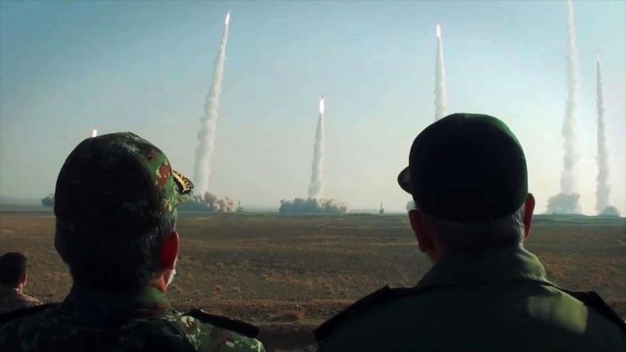 Altos mandos castrenses iraníes observan lanzamiento de misiles balísticos nacionales en un ejercicio militar, 15 de enero de 2021.