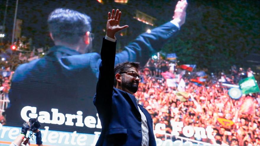 El presidente electo de Chile, Gabriel Boric, hace un gesto mientras celebra con sus seguidores después de ganar las elecciones presidenciales en Santiago, Chile, 19 de diciembre de 2021. (Foto: Reuters)