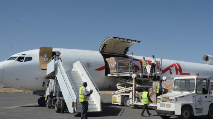 El entregamiento de un cargamento de vacunas al aeropuerto internacional de Saná, capital de Yemen, 25 de noviembre de 2017.