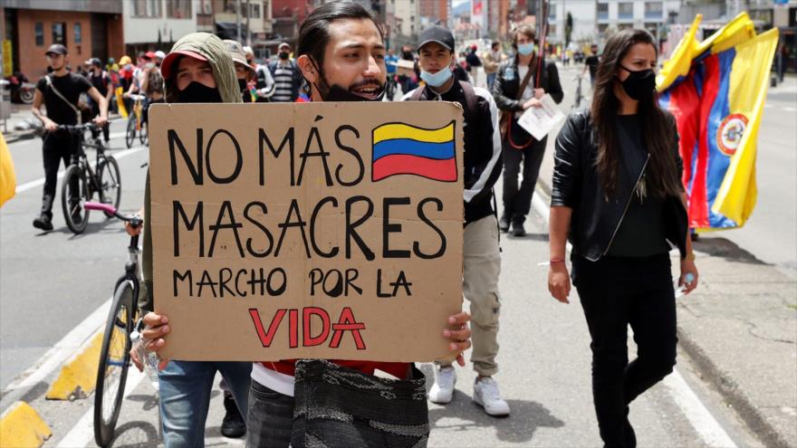 Jóvenes marchan contra la violencia policial y el Gobierno de Iván Duque, en Bogotá, capital colombiana, 12 de mayo de 2021. (Foto: EFE)
