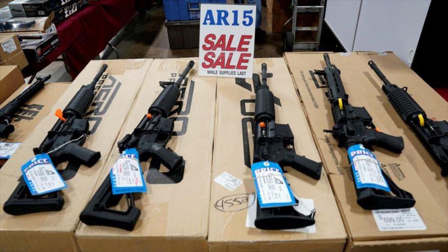 Los rifles AR-15 se exhiben a la venta en la feria de armas Guntoberfest en Oaks, Pensilvania, EE.UU., 6 de octubre de 2017. (Foto: Reuters)