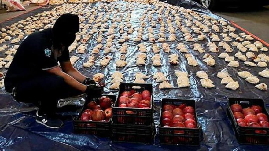 Un aduanero saudí examina en el puerto de Yida un cargamento de granadas en el que están camufladas más de 5 millones de píldoras Captagon. (Foto: AP)