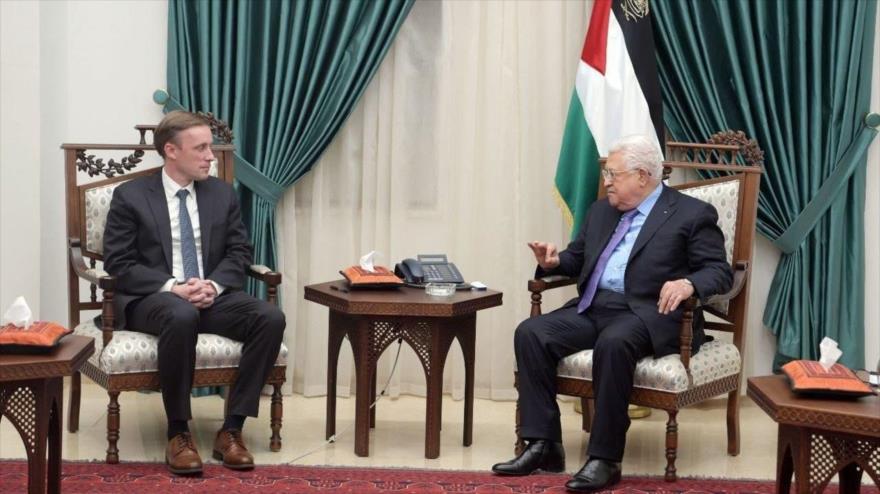 Presidente palestino, Mahmud Abás (dcha.), se reúne con asesor de Seguridad Nacional de EE.UU., Jake Sullivan, en Ramalá, 22 de diciembre de 2021.