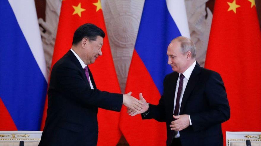 Presidente ruso, Vladimir Putin (dcha.), y su par chino, Xi Jinping, Moscú, 5 de junio de 2019. (Foto: AFP)