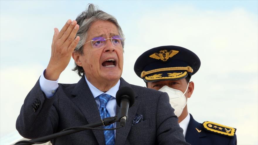 Presidente de Ecuador, Guillermo Lasso, ofrece discurso en una ceremonia militar en Quito, la capital, 27 de octubre de 2021. (Foto: AFP)