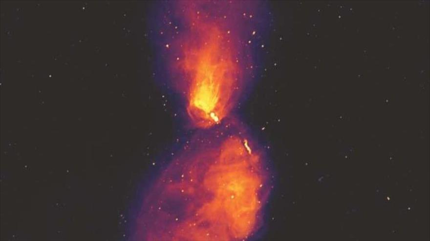 
La emisión de radio provino del agujero negro supermasivo ubicado en el centro de la galaxia Centaurus A.
