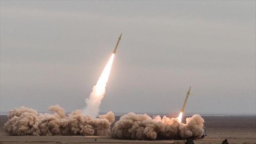 Irán prueba misiles balísticos durante los ejercicios militares Payambar-e Azam 17 en el sur del país, 24 de diciembre de 2021. (Foto: Tasnim)