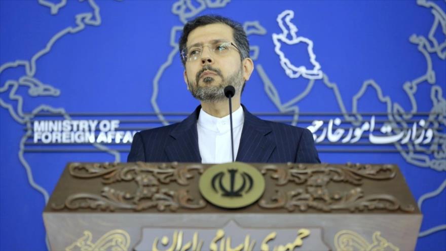 El portavoz de la Cancillería de Irán, Said Jatibzade, ofrece una rueda de prensa en Teherán, capital iraní. (Foto: YJC)